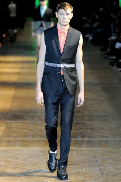 Look 19